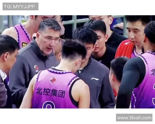 天津男篮与上海男篮激战正酣谁能在这场对决中笑到最后